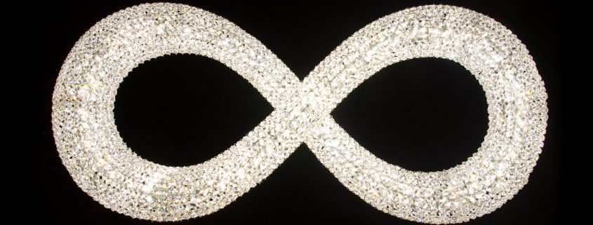 Infinity &#8211; il glamour senza fine, Manooi Crystal Chandeliers